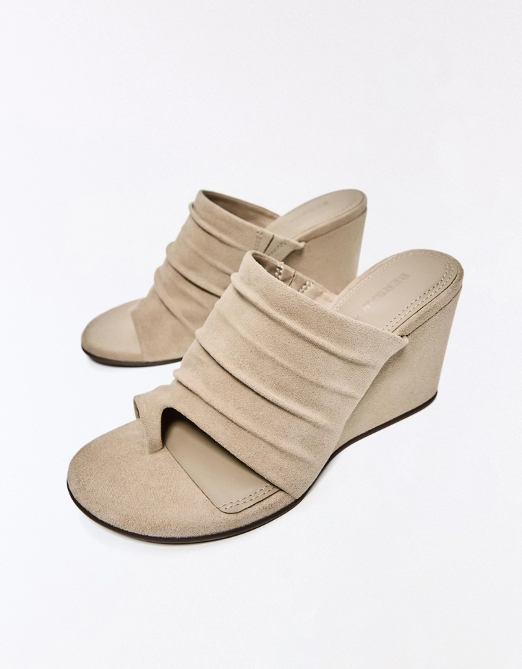 Туфли-мюли на танкетке