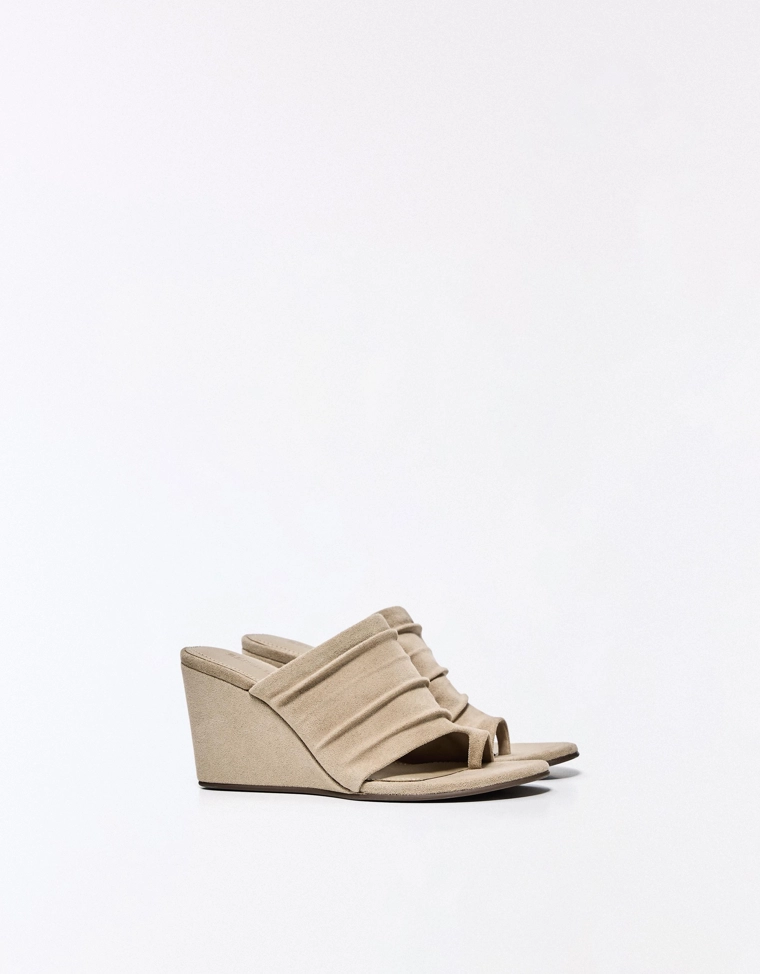 Туфли-мюли на танкетке