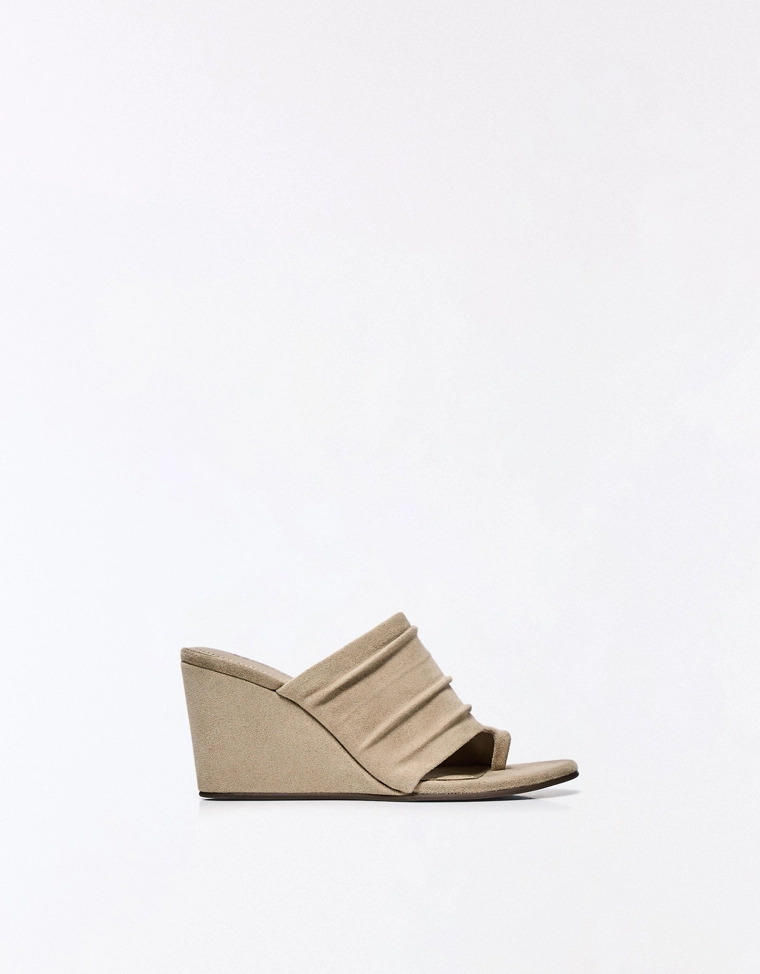 Туфли-мюли на танкетке