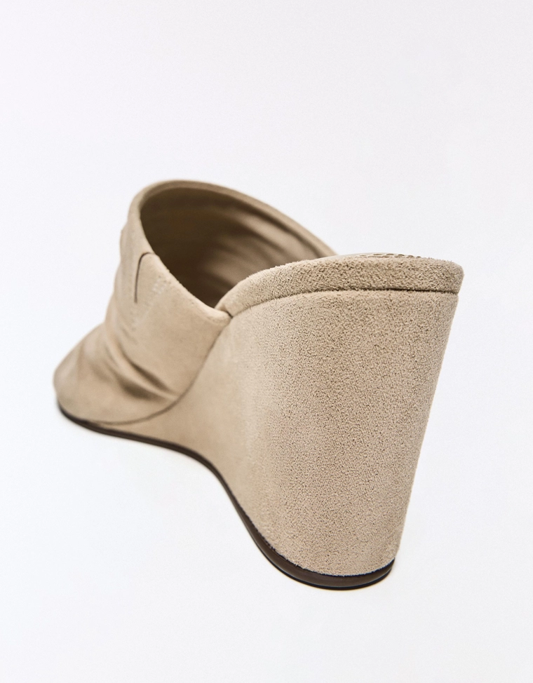 Туфли-мюли на танкетке