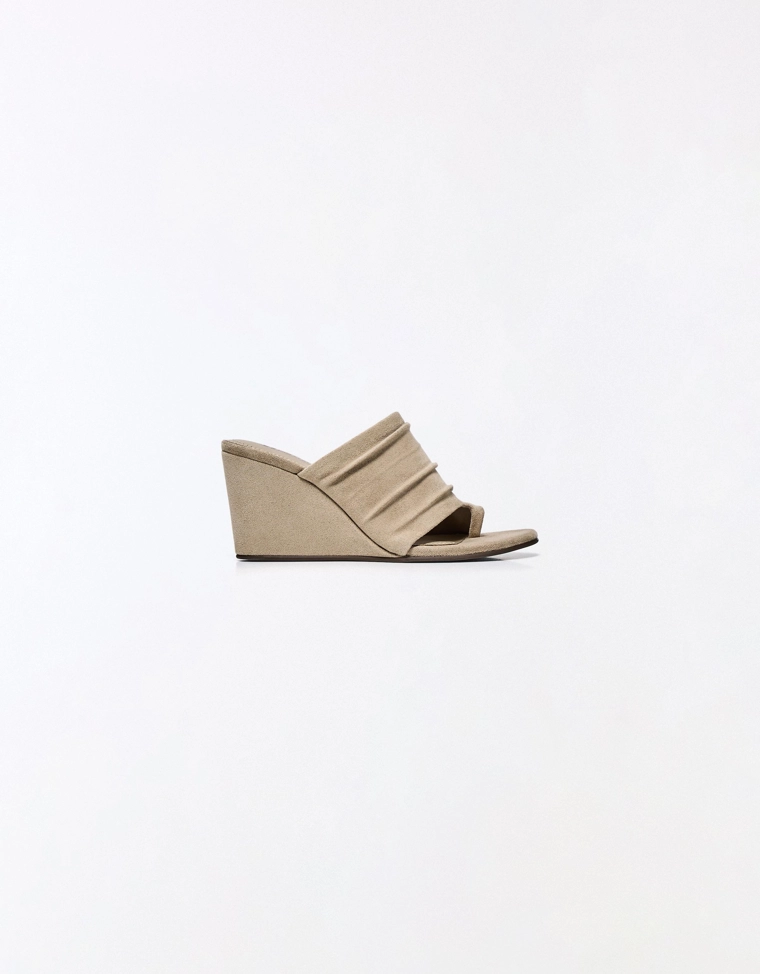 Туфли-мюли на танкетке