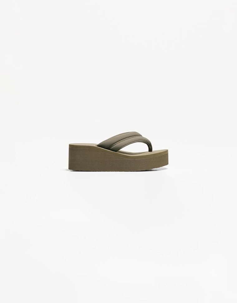 Стеганые шлепанцы на платформе