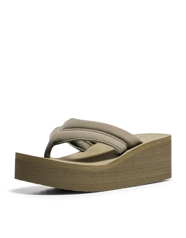 Стеганые шлепанцы на платформе