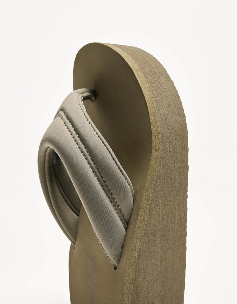 Стеганые шлепанцы на платформе