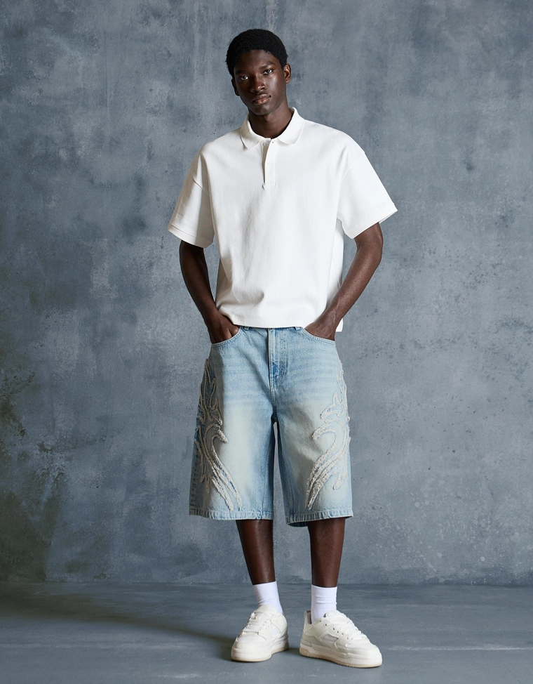 Шорты-бермуды свободного кроя с нашивками