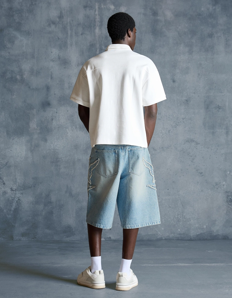 Шорты-бермуды свободного кроя с нашивками