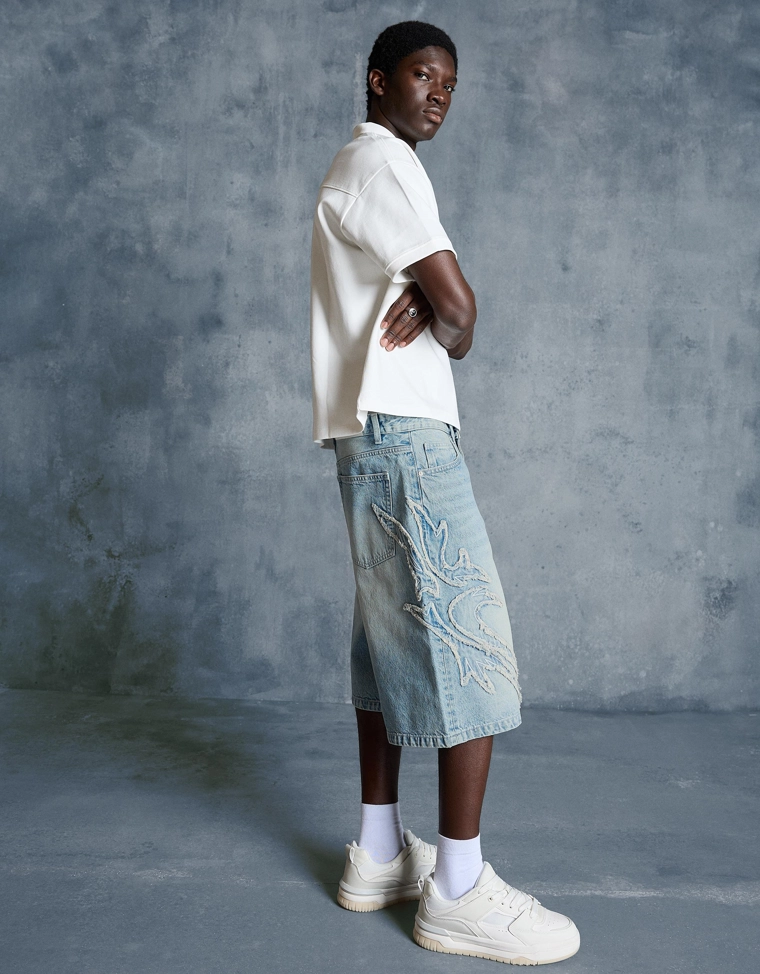 Шорты-бермуды свободного кроя с нашивками