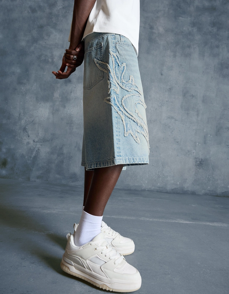 Шорты-бермуды свободного кроя с нашивками