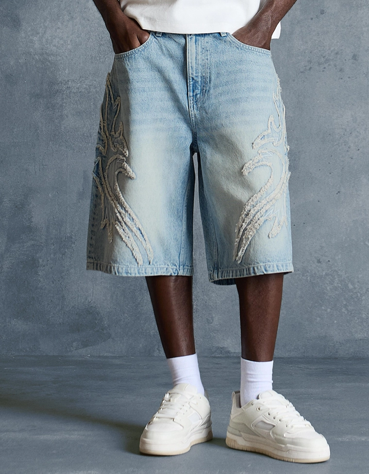 Шорты-бермуды свободного кроя с нашивками