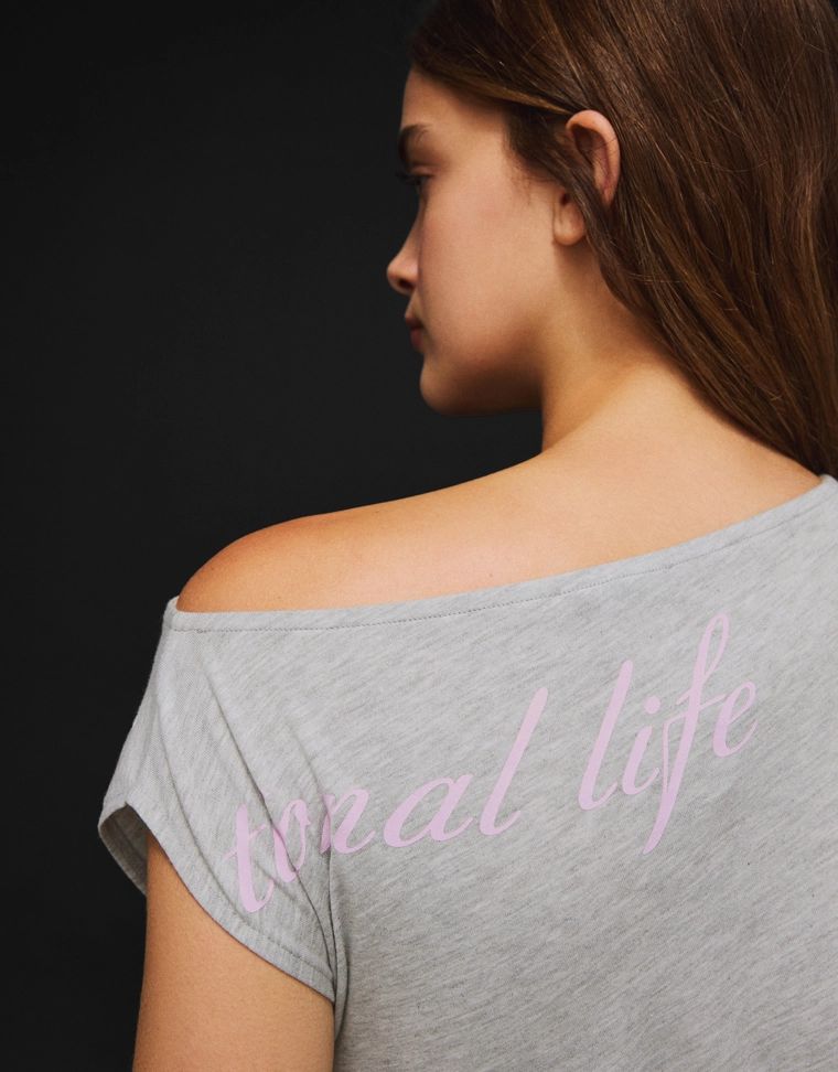 Футболка асимметричного кроя с короткими рукавами и принтом