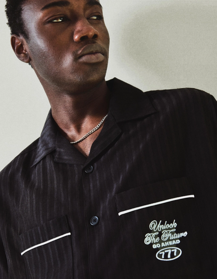 Рубашка геометрического кроя с короткими рукавами и вышивкой