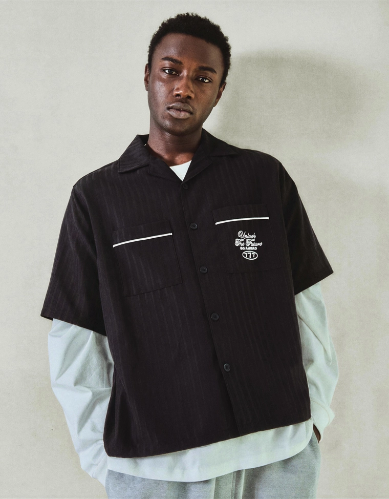 Рубашка геометрического кроя с короткими рукавами и вышивкой