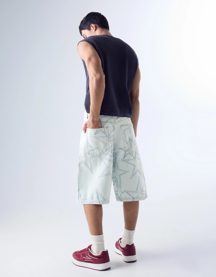 Джинсовые шорты с очень широкими штанинами и звездами