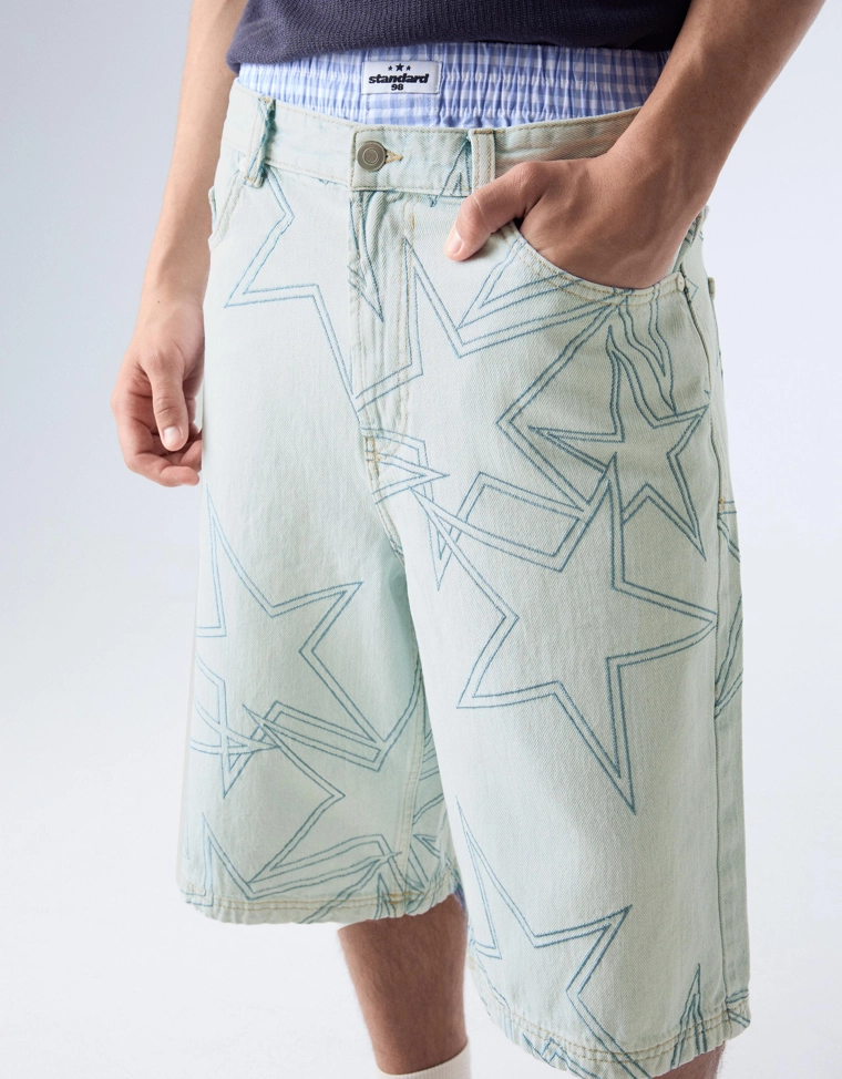 Джинсовые шорты с очень широкими штанинами и звездами