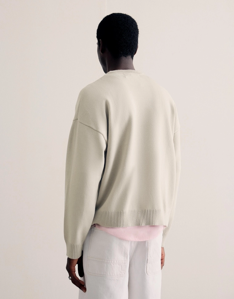 Свитер с круглым вырезом и нашивкой