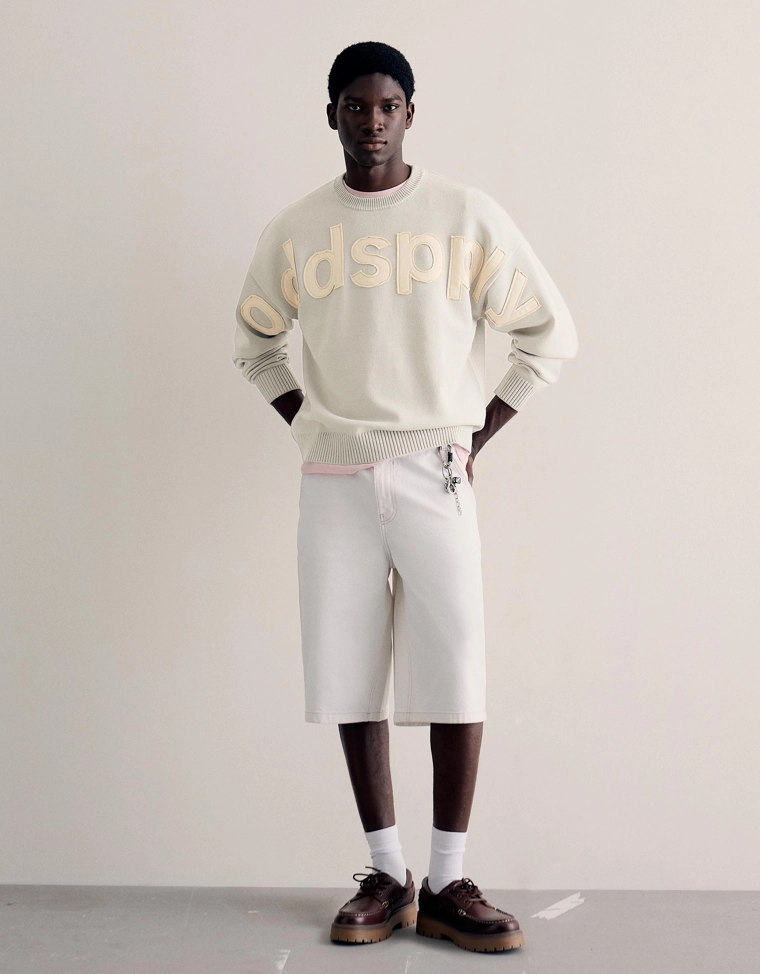 Свитер с круглым вырезом и нашивкой