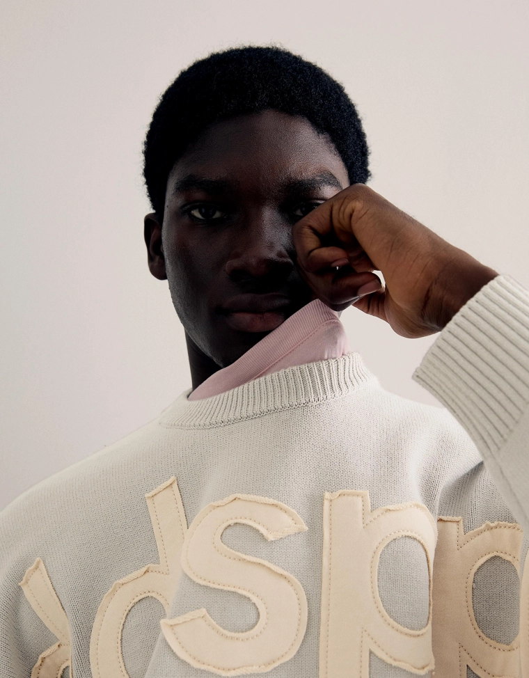 Свитер с круглым вырезом и нашивкой