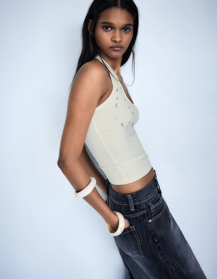 Топ с горловиной халтер на пуговицах