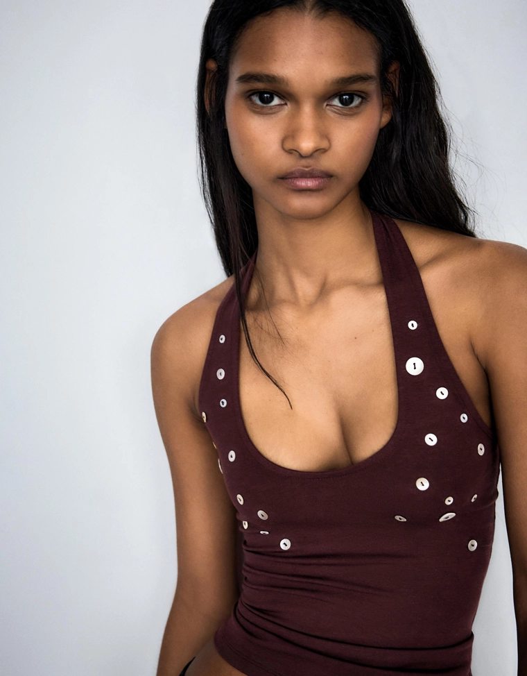 Топ с горловиной халтер на пуговицах