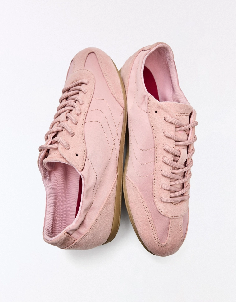 Тонкие туфли на плоской подошве