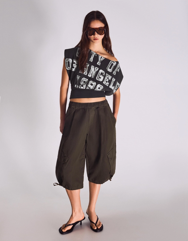 Футболка асимметричного кроя с короткими рукавами и принтом