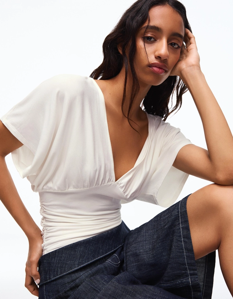 Футболка с V-образным вырезом и сборками