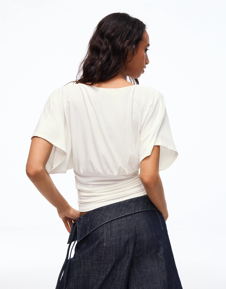 Футболка с V-образным вырезом и сборками