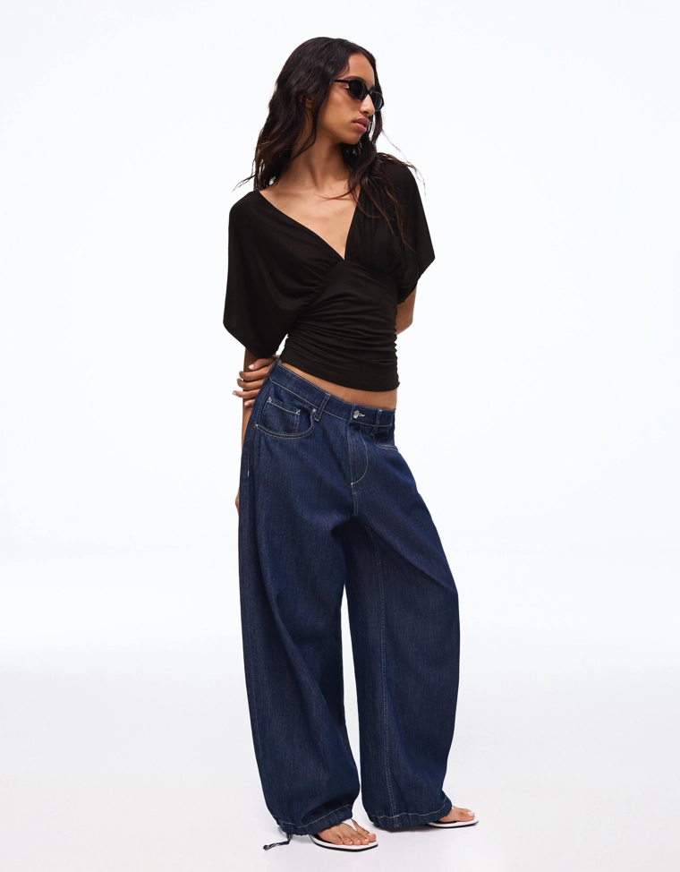 Футболка с V-образным вырезом и сборками