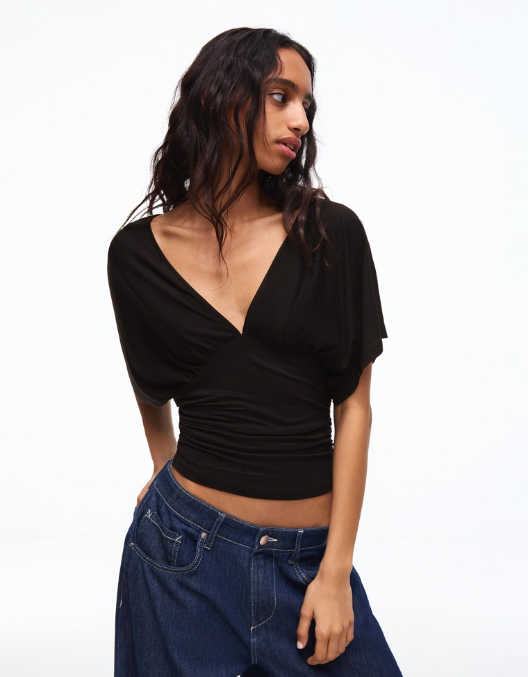 Футболка с V-образным вырезом и сборками