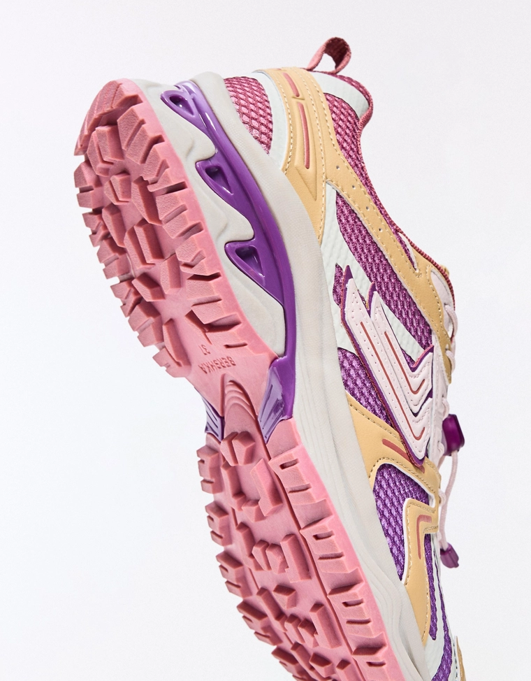 Кроссовки с контрастными вставками