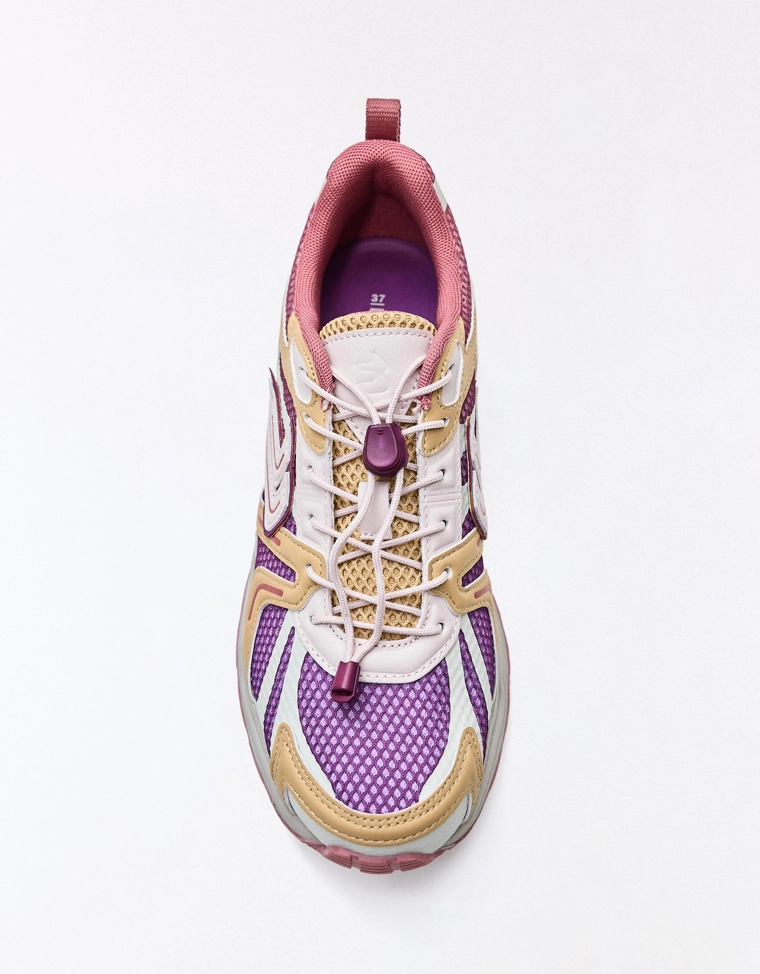 Кроссовки с контрастными вставками