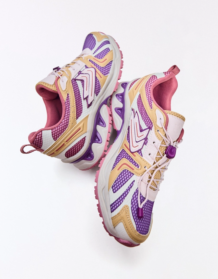 Кроссовки с контрастными вставками