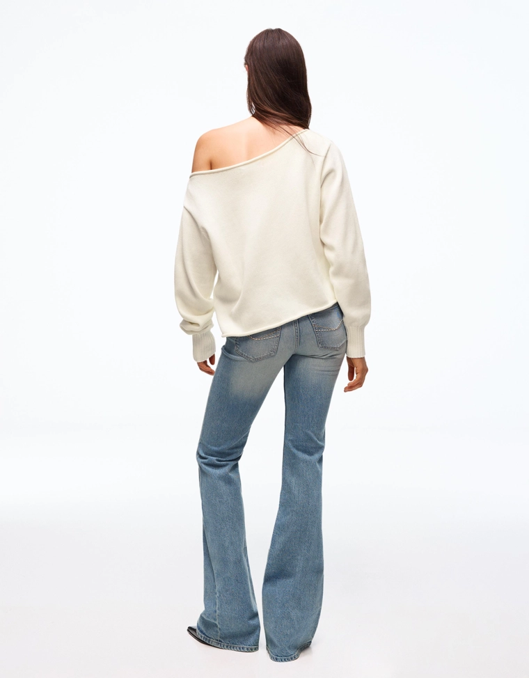 Свитер с вырезом-лодочкой