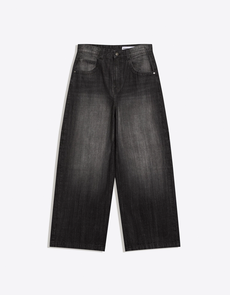 Объемные джинсы свободного кроя