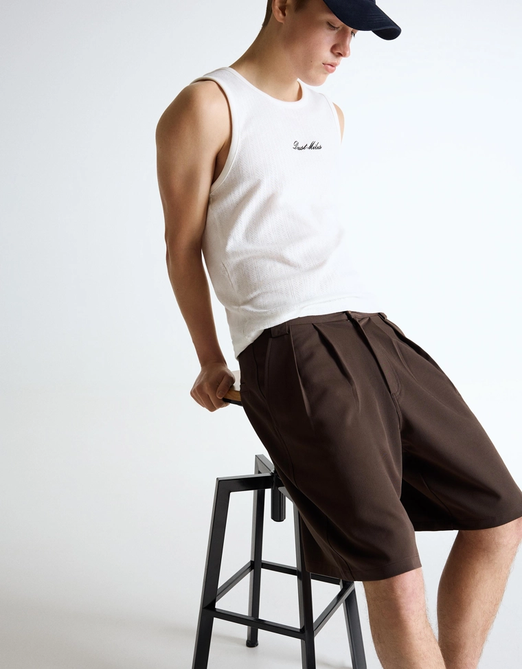 Приталенные шорты-бермуды свободного кроя