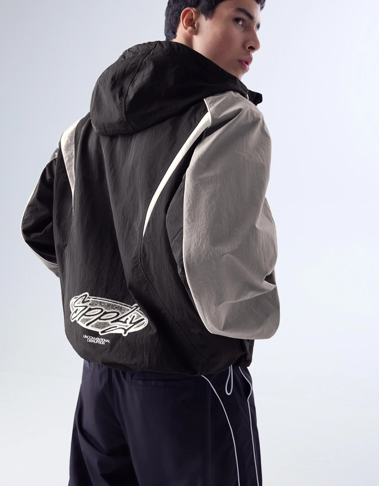 Куртка из высокотехнологичной ткани с капюшоном