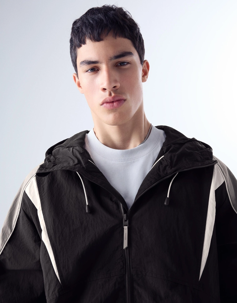 Куртка из высокотехнологичной ткани с капюшоном