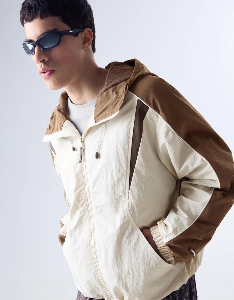 Куртка из высокотехнологичной ткани с капюшоном