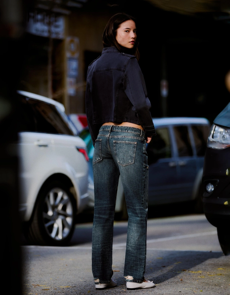 Джинсы прямого кроя с низкой посадкой и разрезами