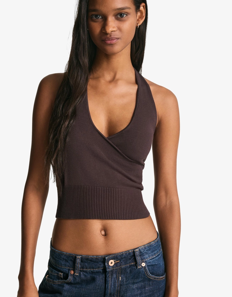 Топ с запахом и горловиной халтер