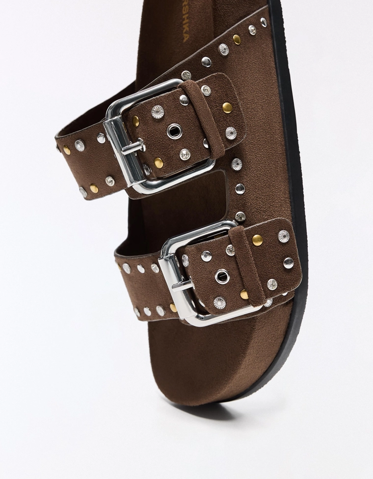 Сандалии с пряжками