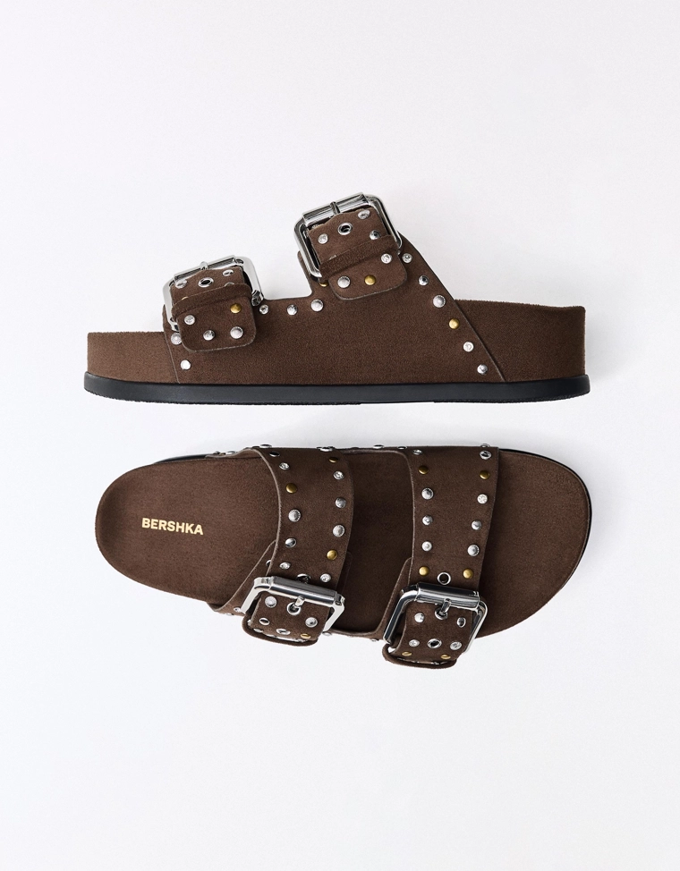 Сандалии с пряжками