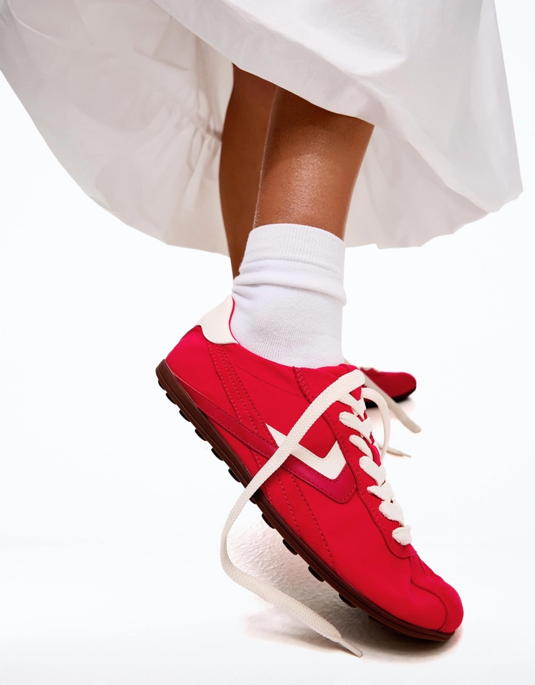 Тонкие туфли на плоской подошве