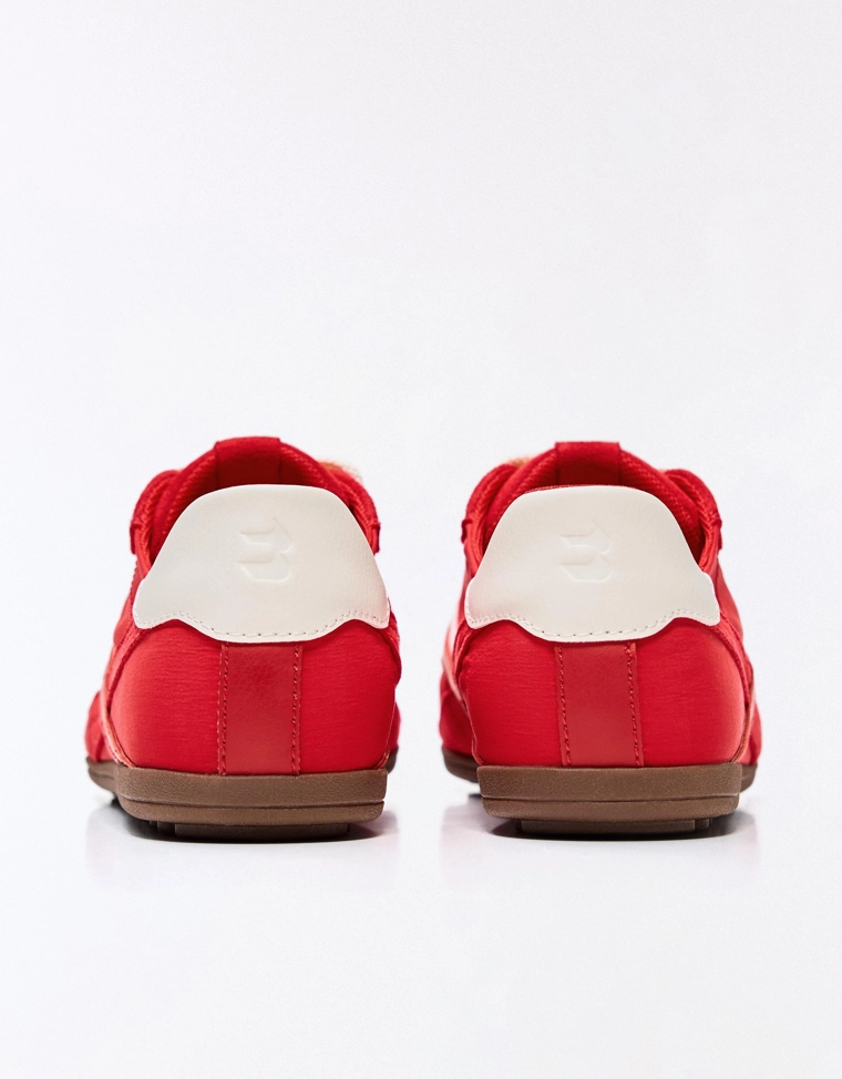 Тонкие туфли на плоской подошве