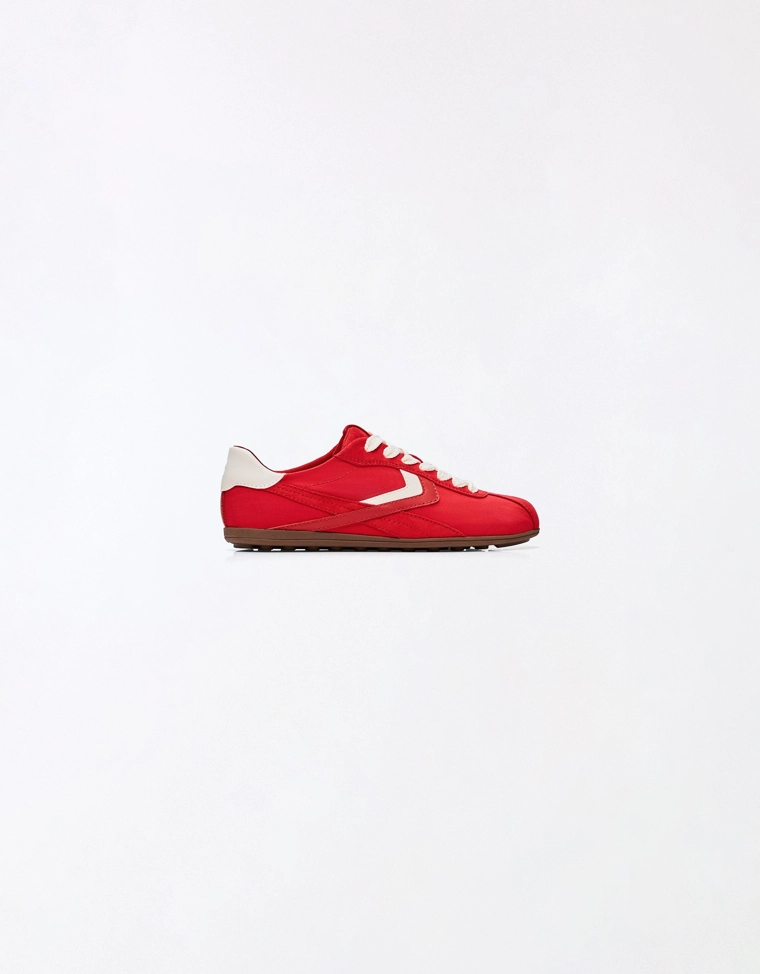 Тонкие туфли на плоской подошве