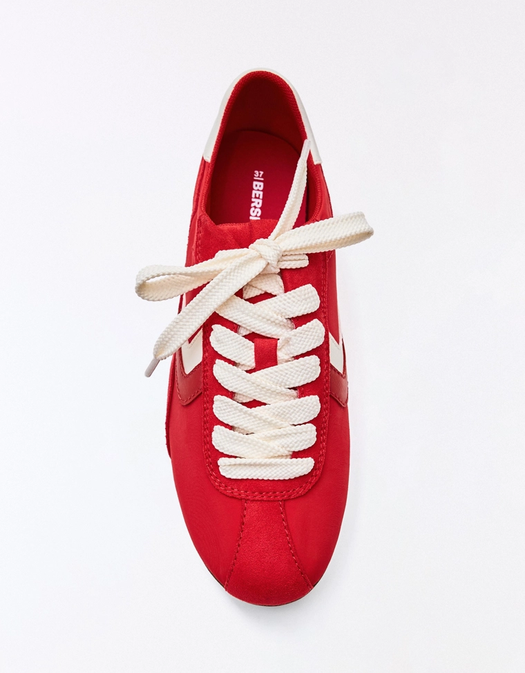 Тонкие туфли на плоской подошве