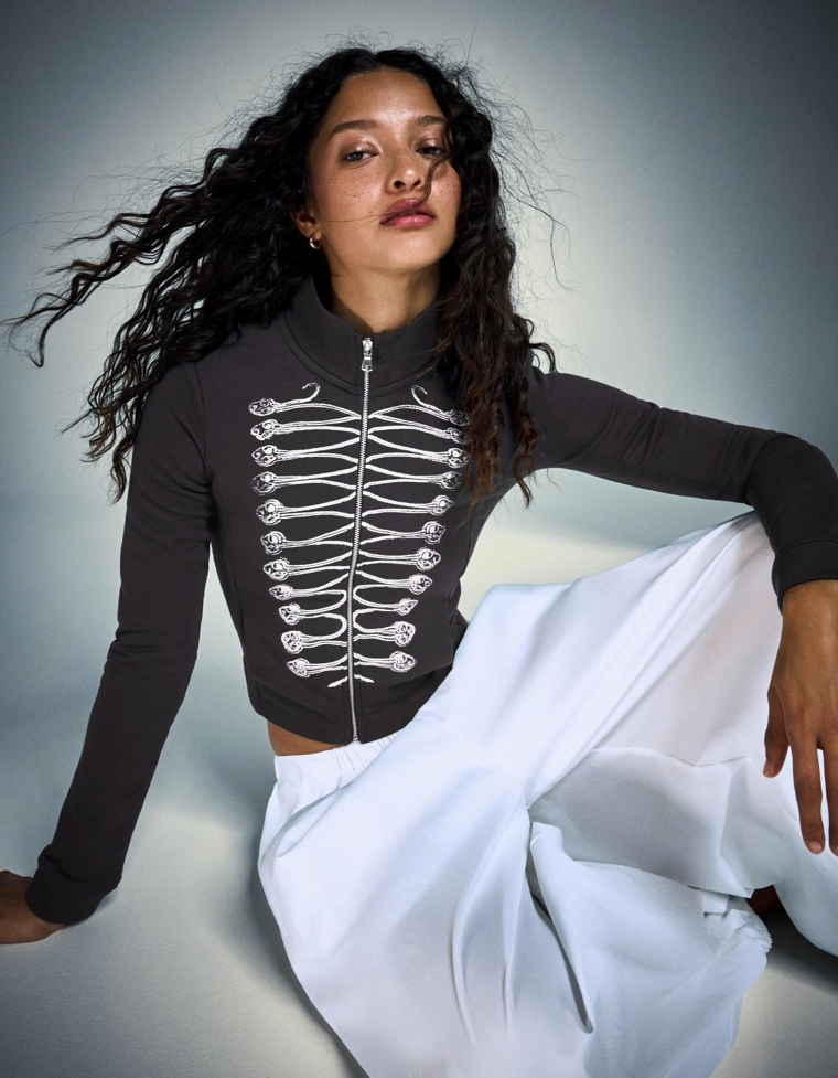 Приталенная куртка с графическим принтом