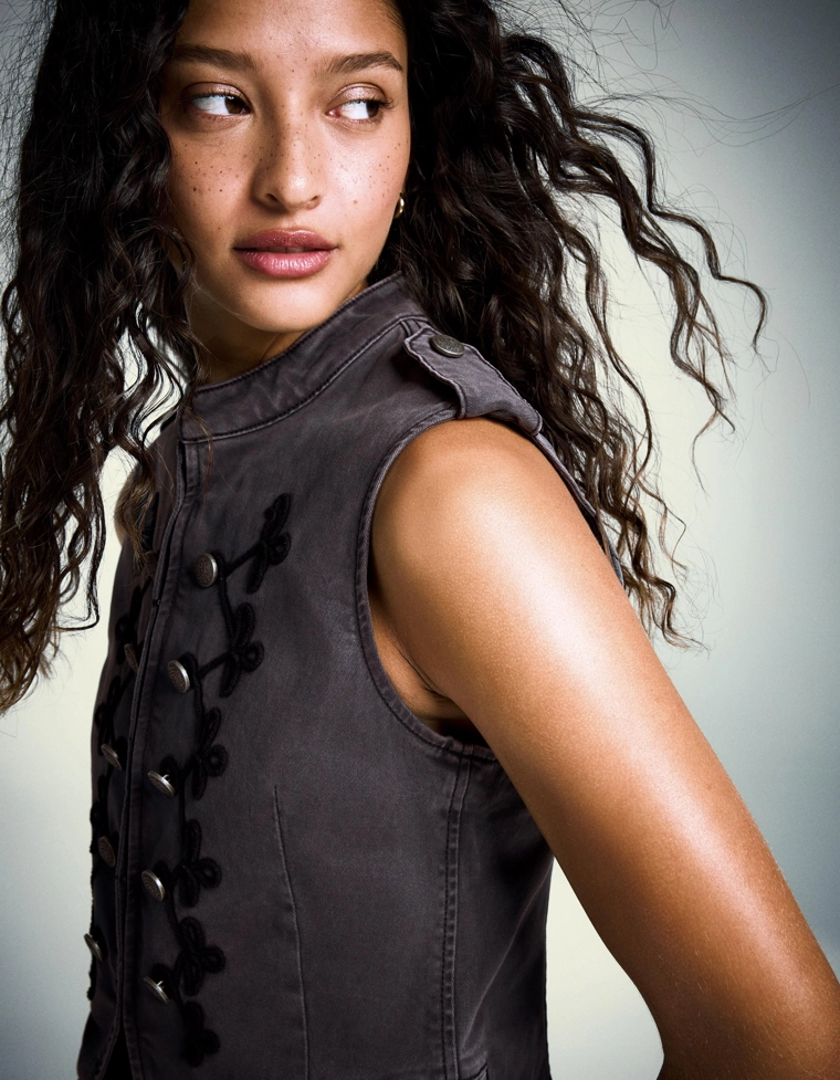 Жилет на пуговицах спереди