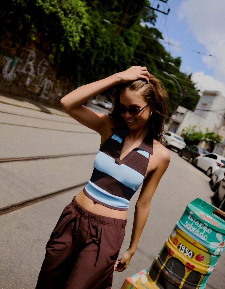 Топ с воротником-поло и завязкой сзади