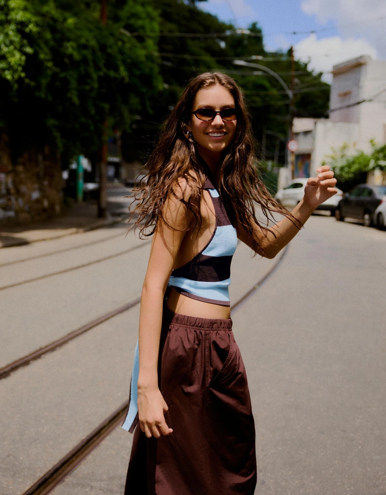 Топ с воротником-поло и завязкой сзади